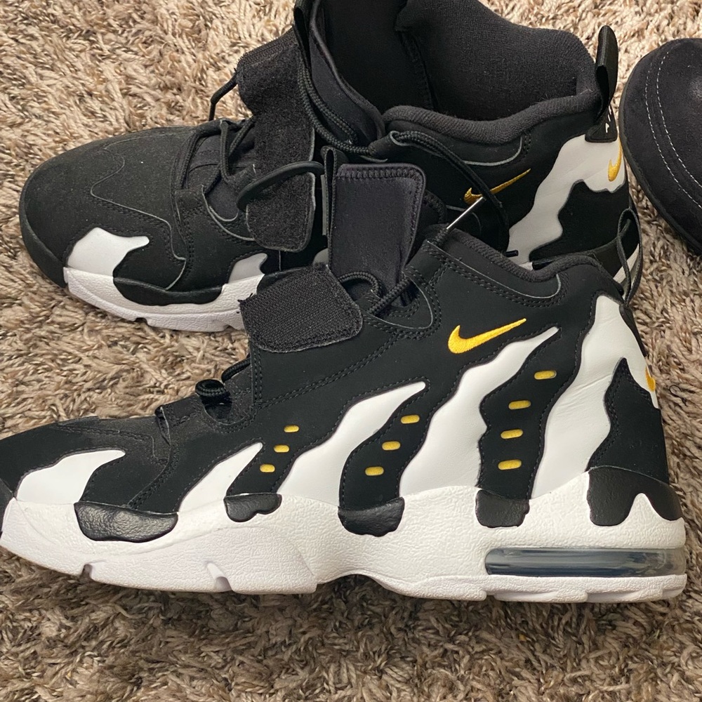Nike Air Diamond Turf Deion Sanders 
Black/White/Gold 
Size 11
Worn Only Once!